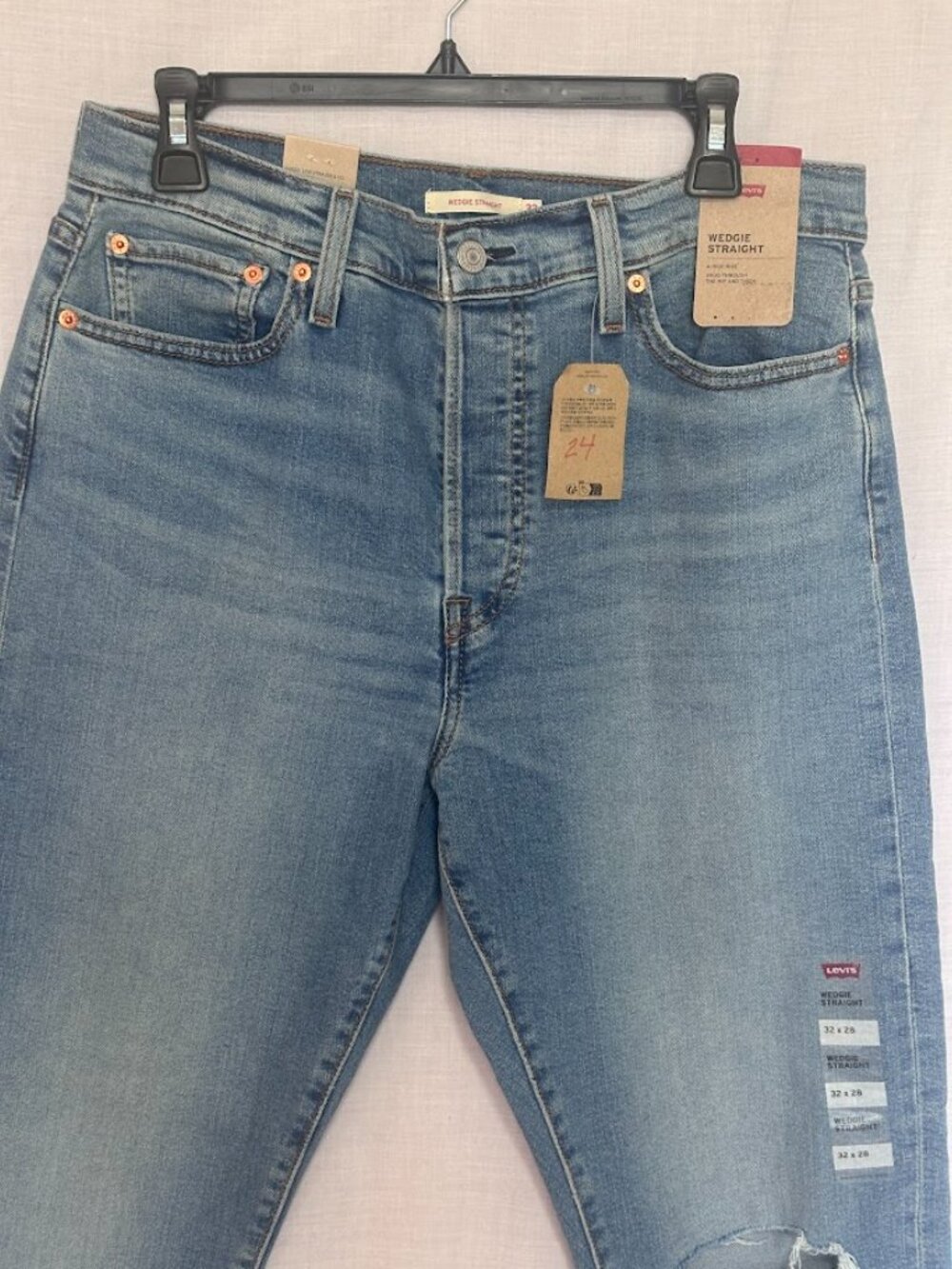 Women Levi’s Wedgie Straight Jeans Size 32 x 28 Light Wash Raw Hem NWT High Rise
